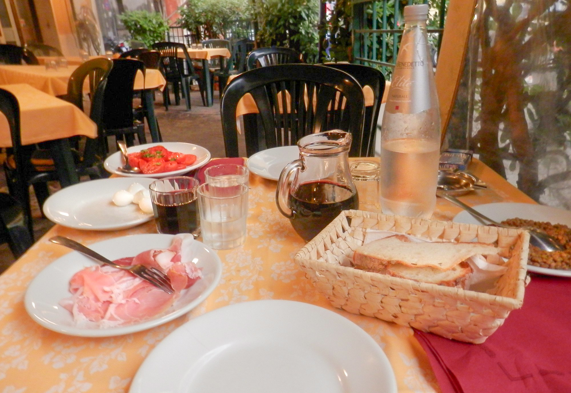 tavolo-affettati-vino-antipasti